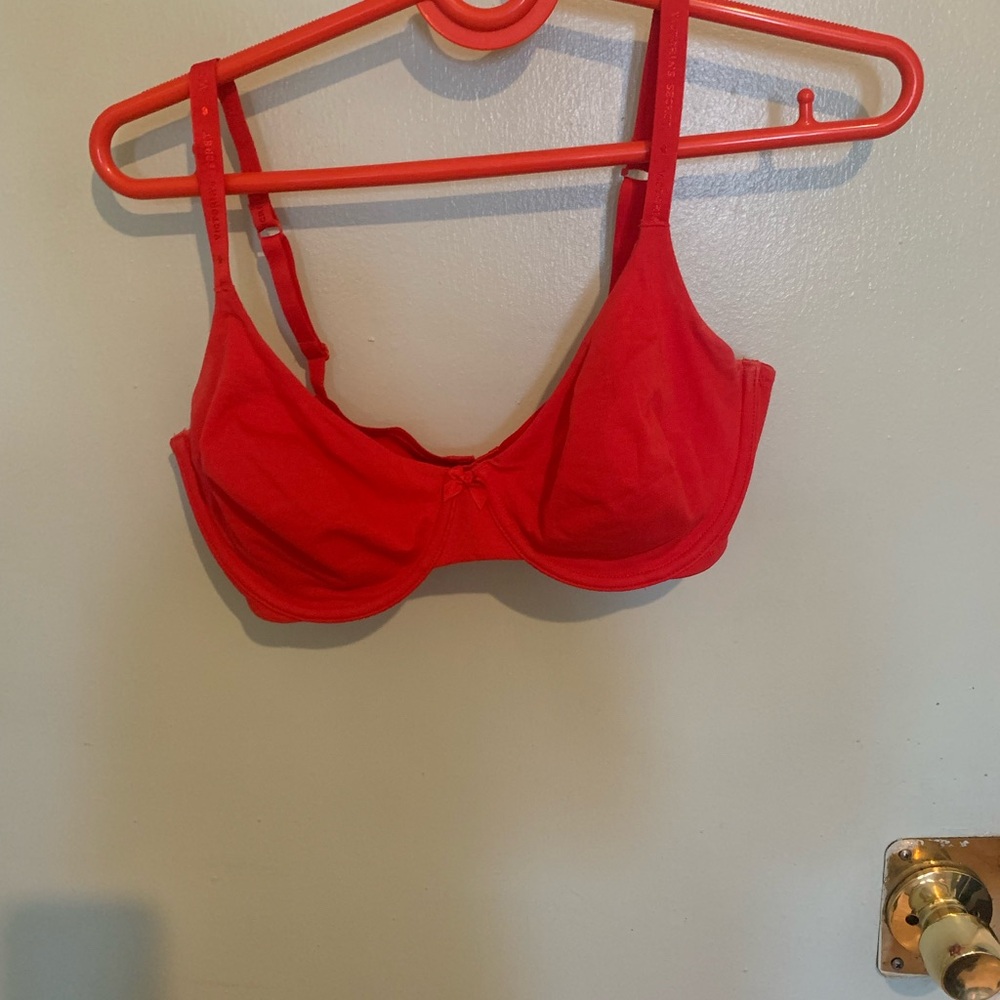 Selling Victoria’s Secret bra In excellent condition any questions ask 🌸😊